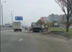 В Волгограде бронетехника вспахала асфальт: видео