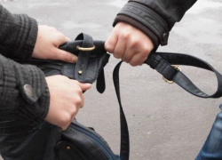 Грабитель средь бела дня выхватил сумку у 55-летней волжанки