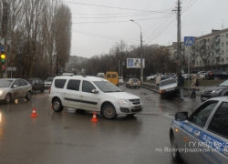 В центре Волгограда ВАЗ вынесло на тротуар, пострадала 18-летняя девушка