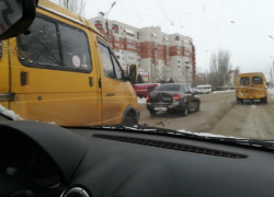 Маршрутка снова въехала в легковушку в Волжском