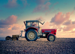 Трактор наехал на волгоградку: женщина доставлена в больницу