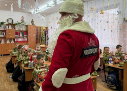 Дед Мороз в погонах: Росгвардия поздравила кадет Волжского 