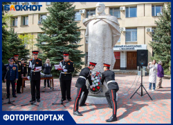 В Волжском прошел традиционный митинг у памятника Жукову: фоторепортаж
