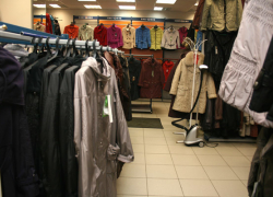 Волжанка вышла из торгового центра в ворованном пуховике