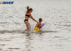 Под конец пляжного сезона на волжский пляж решили провести воду 