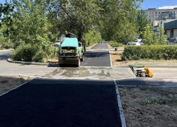 В Волжском досрочно обновляют подъезд к детскому стационару