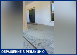 Школьники спотыкаются о дырки в бетонной лестнице в Волжском