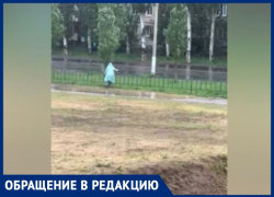 «Люди не могут ходить, не намочив ноги», - жительница Волжского о пешеходной дорожке