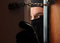 Волжский грабитель обокрал жительницу Быковского района