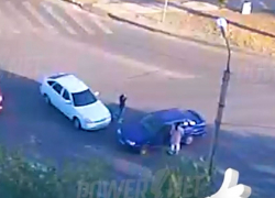 Нежное ДТП: дамы за рулем не поделили дорогу