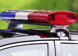 Волжанин на Mercedes'e въехал в забор и опрокинулся 