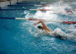 200 пловцов решили побороться за кубок чемпионата Логинова в Волжском