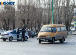 Авария на Логинова: в Волжском столкнулись внедорожник и мопед