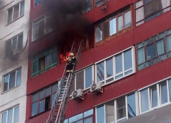 В Волжском в девятиэтажке из-за пожара на балконе пришлось эвакуировать 10 человек