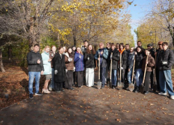 В Волжском в сквере имени Зои и Вадима Сапожниковых высадили 60 саженцев бирючины