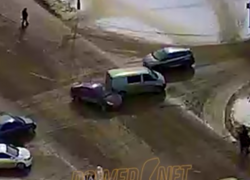 Нелепую аварию устроили автомобилисты в предпраздничный день в Волжском