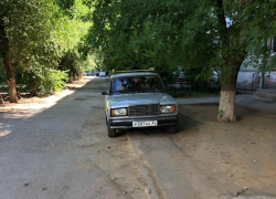 Тротуары и зеленая зона: какие места выбирают водители для парковки в Волжском