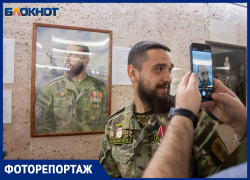 От Курска до Волжского: в городе открылась передвижная выставка портретов героев СВО «Родина в сердце героя»