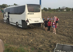 Автобус с пассажирами "Волжский-Геленджик" улетел в кювет на трассе