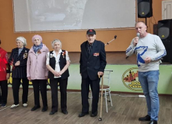 Ветераны ВОВ и дети Сталинграда поучаствовали в традиционной акции «Сирень Победы»