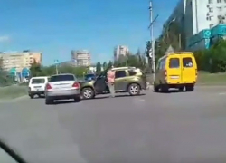 ﻿Из-за сломанного светофора иномарки уже два дня бьются на оживленном перекрестке в Волжском 