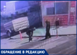 «Сила есть — ума не надо»: камеры в Волжском засняли, как подростки издевались над ограждением, пока он не упало