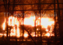 В Волжском на рассвете пожарные тушили полыхающий автобус