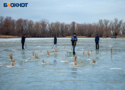 В плену ледяного панциря: в Волжском рыбу спасают от замора