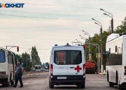 В Волжском пенсионер скончался после падения из окна больницы