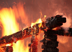 Ночью под Волгоградом в частном доме заживо сгорели трое мужчин