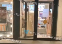 В Волжском мужчина разгуливал без одежды: видео