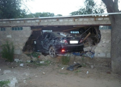 Под Волгоградом пьяный водитель протаранил жилой дом: пострадала 18-летняя девушка