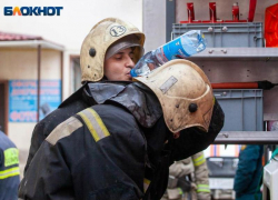 Пожар в порту: в Волжском загорелось заброшенное судно