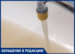 Ни подмыться, ни поесть: жители Волжского страдают от рыжей воды из-под кранов