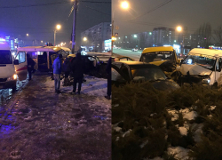Две маршрутки и легковушка вдребезги разбились, вылетев на обочину: есть пострадавшие