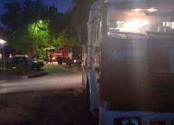 Шесть пожарных машин тушили электрощиток в жилом доме в Волжском