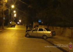 На севере Волгограда неопытный водитель протаранил кирпичный забор