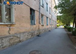 Оградительными лентами закрыли общежитие на Набережной в Волжском после жалоб