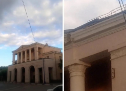 В Волжском крыша с исторического здания на въезде в город едва не рухнула на прохожих от ветра 