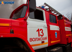 Вещи в бане и части дома загорелись в Волжском