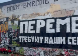 Волжанка побывала у «Стены Цоя» в Москве после скандала: вандалов победили, легенда жива