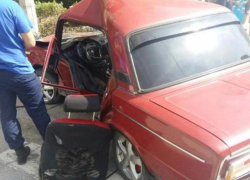 Спасателям пришлось доставать пенсионера из покореженной машины в Волжском 