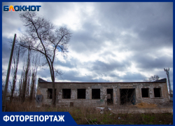 Киностудия, типография, руины: исследуем заброшенное здание в жилом массиве Волжского
