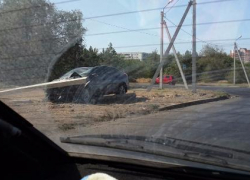 Подрезавший автомобиль велосипедист в Волжском чудом спасся 