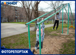 Школа ≠ безопасность: как выглядят дворы в учреждениях Волжского