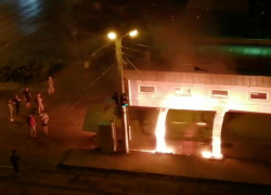 В Волжском горели торговые ряды на рынке