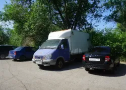 Администрация Волжского и активисты борются с парковкой коммерческого транспорта во дворах