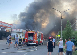 Взрывы, «скорые» и пожарные: все, что известно о пожаре на рынке в Волжском