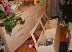 Во Фролово 3-летнюю малышку насмерть придавило шкафом