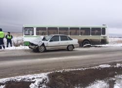 На юге Волгограда легковушка протаранила дачный автобус
